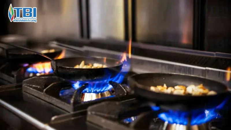 Cach-xu-ly-bep-ga-cong-nghiep-bi-tat-lua-giua-chung-1-inoxmientrung