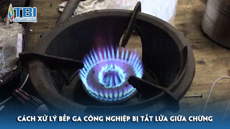 Cach-xu-ly-bep-ga-cong-nghiep-bi-tat-lua-giua-chung-inoxmientrung