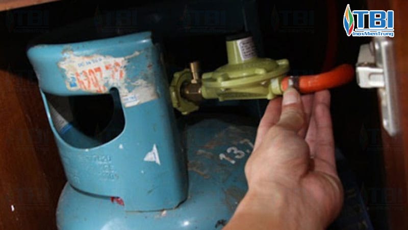 Dau-hieu-nhan-biet-ro-ri-ga-bep-cong-nghiep-inoxmientrung