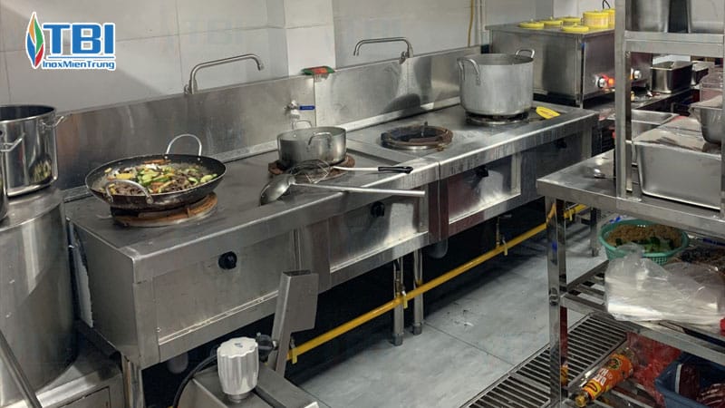 Vi-sao-bep-ga-cong-nghiep-bi-tat-lua-giua-chung-inoxmientrung