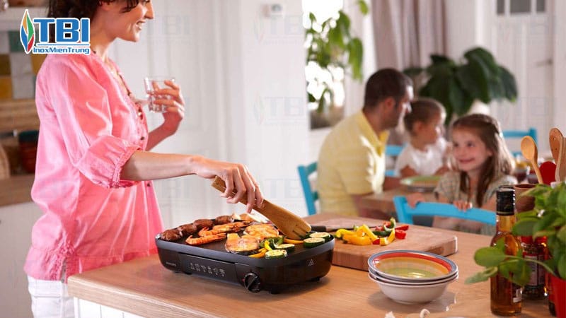 Khong-de-tre-em-lai-gan-hoac-cham-vao-khi-bep-dang-hoat-dong-inoxmientrung