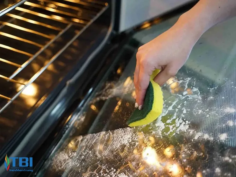 Tai-sao-can-ve-sinh-lo-nuong-locklock-dung-cach-inoxmientrung