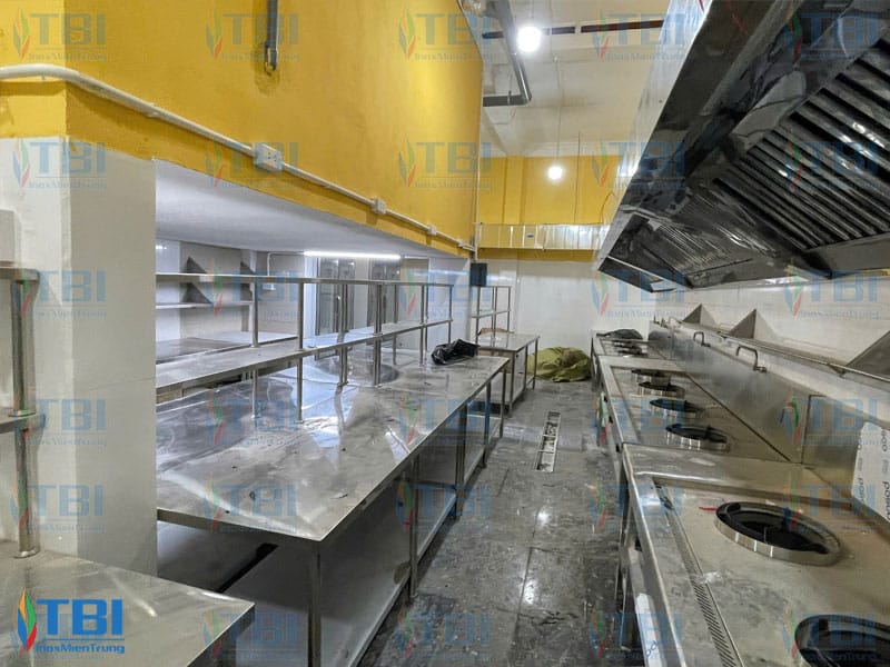 Thi-cong-va-hoan-thien-bep-nha-hang-met-3-1-inoxmientrung