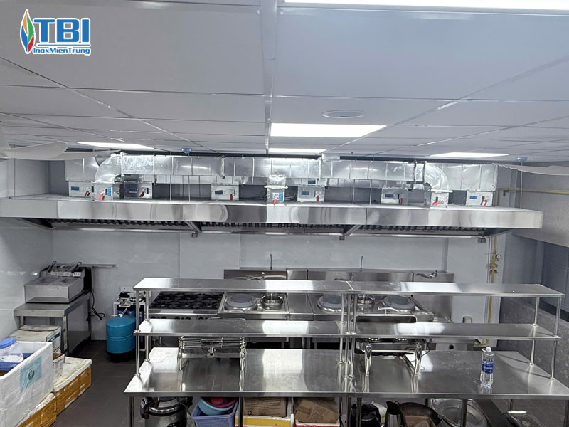 Thi-cong-va-hoan-thien-bep-khach-san-tan-phuong-nam-inoxmientrung